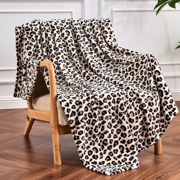 Leopard Print Soft Fleece Throw Blanket - Picture 2 of 3